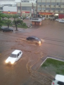 Avenida Cardoso Moreira alagada por causa das chuvas