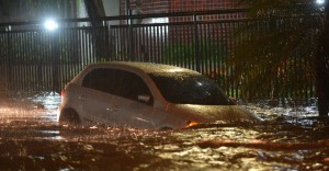 Rio de Janeiro fica alagado por causa da forte chuva
