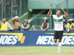 Coritiba vence o Botafogo e deixa cariocas distantes do G-4