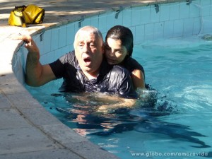 Aline salva César do afogamento (Foto: Amor à Vida/ TV Globo)