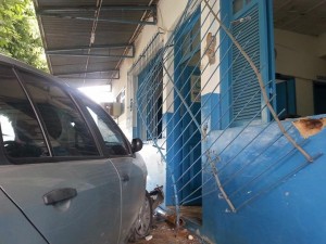 Carro desgovernado invade o DPO da PM em Miracema-RJ