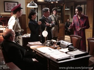 Décio tenta explicar porque andava só de cuecas pela rua e roubou um vestido (Foto: Felipe Monteiro/TV Globo)