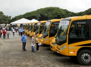 Estado entrega ônibus escolares a 90 municípios