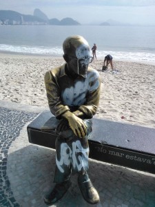 Estátua de Carlos Drummond de Andrade é pichada no Natal do Rio de Janeiro