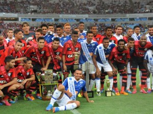 Flamengo e Cruzeiro empatam no jogo das faixas no Maracanã Flamengo e Cruzeiro empatam no jogo das faixas no Maracanã