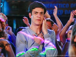 Félix é o retrato do peixe fora d'água no baile funk (Foto: Ellen Soares / TV Globo) Félix é o retrato do peixe fora d'água no baile funk (Foto: Ellen Soares / TV Globo)