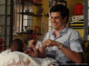 Félix acaba gostando de cuidar do bebê (Foto: Amor à Vida/ TV Globo) Félix acaba gostando de cuidar do bebê (Foto: Amor à Vida/ TV Globo)
