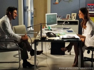 acques conta a Paloma que está saindo com Pilar, mas não consegue promoção (Amor à Vida / TV Globo)