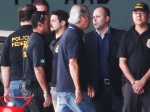 Dirceu quer atualizar textos para seu blog e dar entrevista de dentro da cadeia Dirceu quer atualizar textos para seu blog e dar entrevista de dentro da cadeia