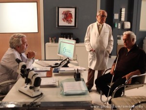 Lutero encontra uma pista sobre a cegueira de César (Foto: Carol Caminha/TV Globo)