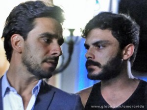 Maciel ajuda a patroa a expulsar Jacques (Foto: Amor à Vida / TV Globo)