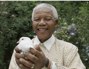 Nelson Mandela, ex-presidente da África do Sul, morre aos 95 anos em Johannesburg