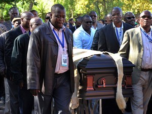 Mandela é enterrado na cidade onde passou a infância na África do Sul