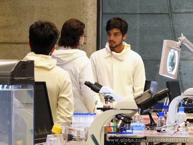Marlon fica maravilhado com o laboratório da Comunidade (Foto: Além do Horizonte/TV Globo)