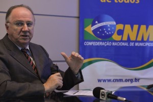 O presidente da Confederação Nacional de Municípios (CNM), Paulo Ziulkoski, durante entrevista coletiva, na sede da entidade