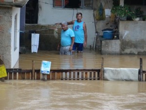 Rio sobe e atinge ruas de Muriaé-MG nesta segunda-feira 23/12