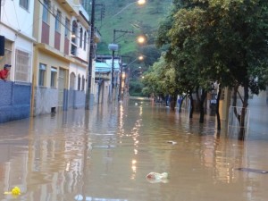 Rio sobe e atinge ruas de Muriaé-MG nesta segunda-feira 23/12