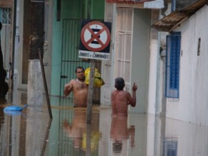 Rio sobe e atinge ruas de Muriaé-MG nesta segunda-feira 23/12