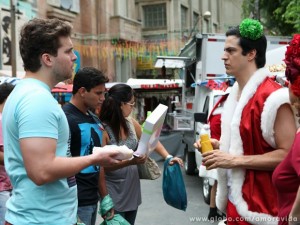 Niko flagra Félix vendendo hot dogs na 25 de Março.... (Foto: Carol Caminha / TV Globo)