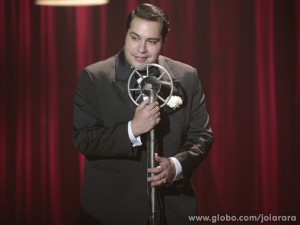 Thiago Abravanel soltou o vozeirão na pele de Odilon (Foto: Felipe Monteiro / TV Globo) Thiago Abravanel soltou o vozeirão na pele de Odilon (Foto: Felipe Monteiro / TV Globo)