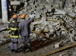 Prédio de cinco andares, ainda em construção, desaba em São Paulo