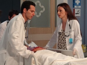 Rebeca quer saber o que há de errado com Pérsio (Foto: Amor à Vida/ TV Globo) Rebeca quer saber o que há de errado com Pérsio (Foto: Amor à Vida/ TV Globo)