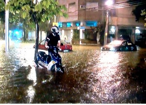 Rio de Janeiro fica alagado por causa da forte chuva