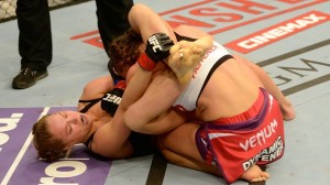 Ronda finaliza Miesha de novo e mantém o título