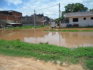No Bairro São Manoel o Valão da Cehab atingiu algumas ruas