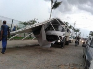 Vento forte causa estragos e ventania em Campos dos Goytacazes - Foto: Bruno Prudêncio/Walterzinho Sepúlveda Vento forte causa estragos e ventania em Campos dos Goytacazes - Foto: Bruno Prudêncio/Walterzinho Sepúlveda