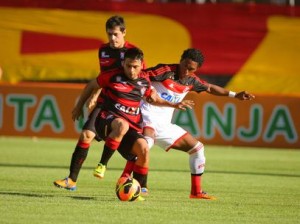 Flamengo relaxa e é batido pelo Vitória no Brasileirão