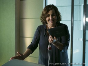 Zélia consegue pegar um aparelho de GPS (Foto: Felipe Monteiro/TV Globo)