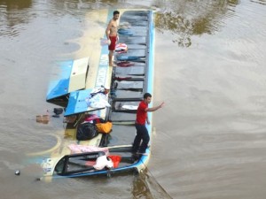 Ônibus cai da ponte dentro do rio, na BR 116 próximo a Muriaé