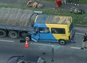 Acidente entre van e caminhão deixa três mortos e 12 feridos