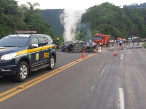 Caminhão desgovernado atinge vários veículos e mata sete pessoas no RS