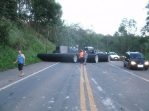 AAcidente entre ônibus e carreta na BR-116, vítimas levadas para Carangola
