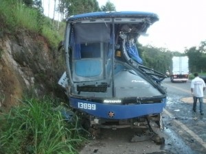 Acidente entre ônibus e carreta na BR-116, vítimas levadas para Carangola