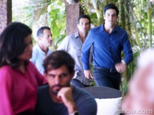 Aline e Ninho são flagrados beijando na frente de Cesar (Foto: Amor à Vida/TV Globo)