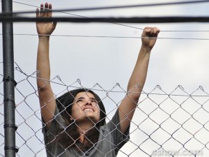 Aline escala até o topo da cerca e é eletrocutada (Foto: Reinaldo Marques / TV Globo) Aline escala até o topo da cerca e é eletrocutada (Foto: Reinaldo Marques / TV Globo)