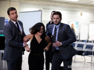 Aline é presa antes de decolar (Foto: Amor à Vida / TV Globo) Aline é presa antes de decolar (Foto: Amor à Vida / TV Globo)