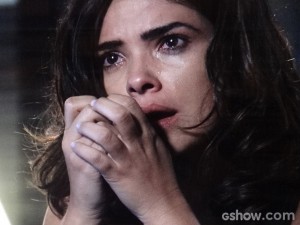 Aline chora diante do delegado após ser presa (Foto: Amor à Vida / TV Globo) Aline chora diante do delegado após ser presa (Foto: Amor à Vida / TV Globo)