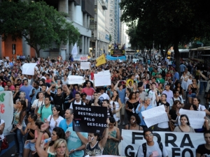 Estudantes manifestam pedindo a federalização da Gama Filho e da UniverCidade