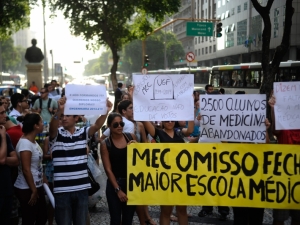 Estudantes manifestam pedindo a federalização da Gama Filho e da UniverCidade