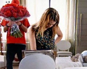 O casal não aceita a repressão que está sofrendo (Foto: Malhação / TV Globo) O casal não aceita a repressão que está sofrendo (Foto: Malhação / TV Globo)