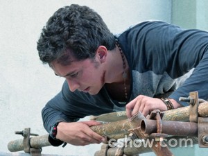 Ben vê o meio-irmão pendurado no andaime (Foto: Malhação / TV Globo)