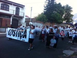 Vítimas de incêndio da Boate Kiss são homenageadas com caminhada no RS - (Foto: Luiza Carneiro/G1)