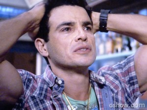 Carlito fica desnorteado ao ver Valdirene no BBB (Foto: Amor à Vida / TV Globo)