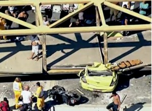 Carreta bate em passarela que esmaga carros e deixa vários feridos na Linha Amarela no Rio de Janeiro