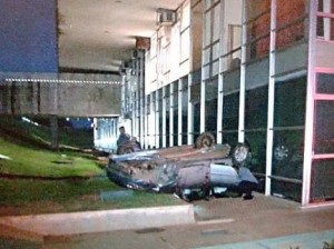 Veículo dirigido por jovem embriagado bate em na Câmara dos Deputados Veículo dirigido por jovem embriagado bate em na Câmara dos Deputados