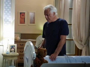 César escuta Aline conversando com um homem (Foto: Amor à Vida/ TV Globo)